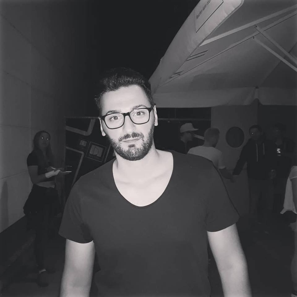 Samuel La Manna in uno scatto sobrio in bianco e nero, sguardo pacato